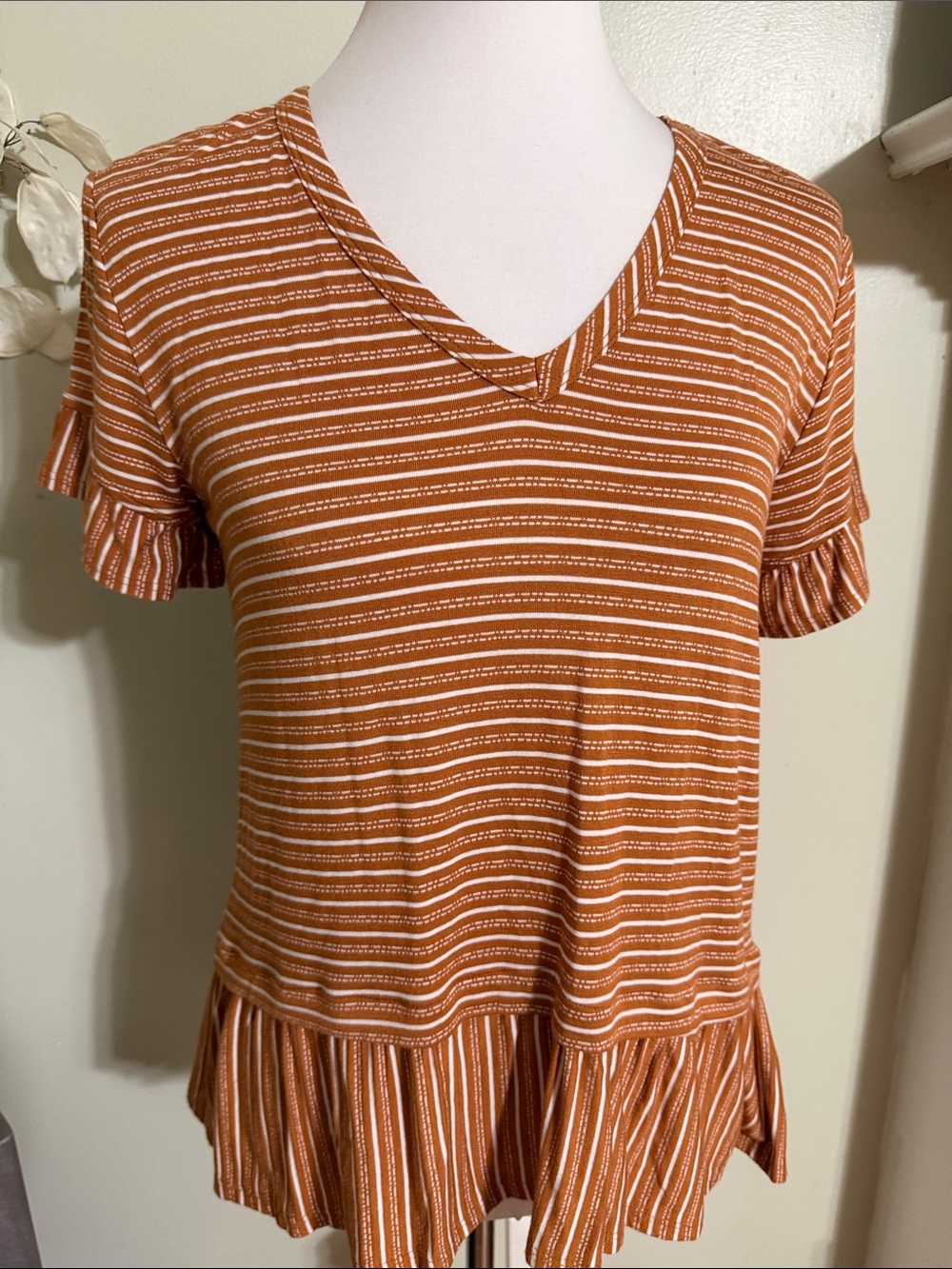 cha cha vente Rust Striped V‑Neck Ruffle Hem Top - Picture 2 of 3